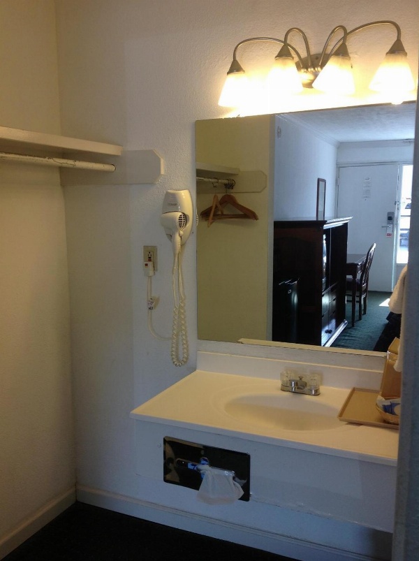 Houston Inn and Suites image 12